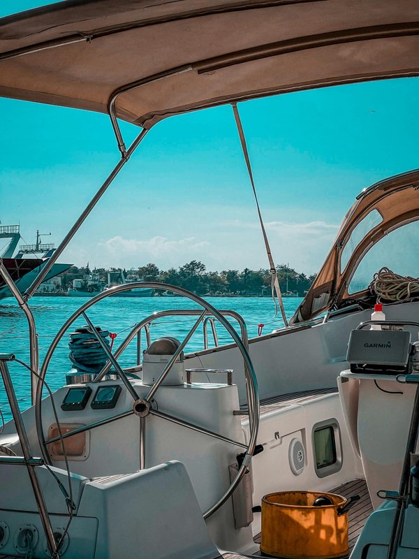 Finalisez vos réservations en contactant le bon loueur de bateaux à Annecy
