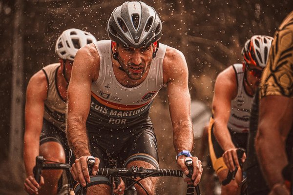 Comment optimiser son équipement pour une course de cyclisme sous la pluie?